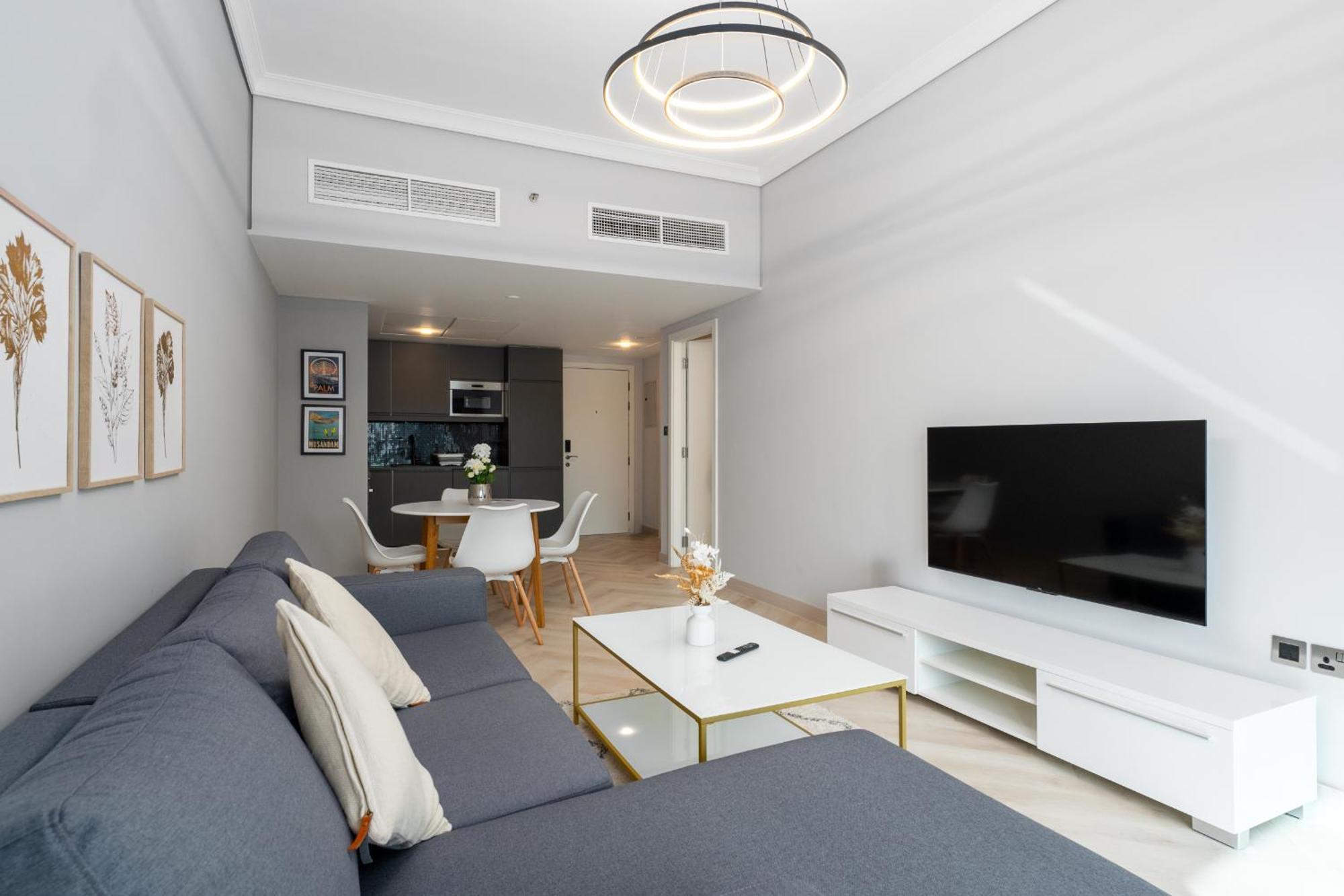 Apartment 1 Bed, High Floor, 2 Minutes To Metro, Renovated *