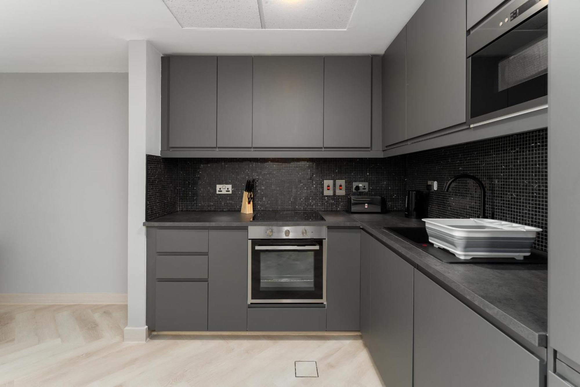1 Bed, High Floor, 2 Minutes To Metro, Renovated